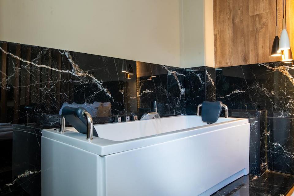 Апартаменти Noho Boutique , Premium Living Dikeou 8 Афіни Екстер'єр фото